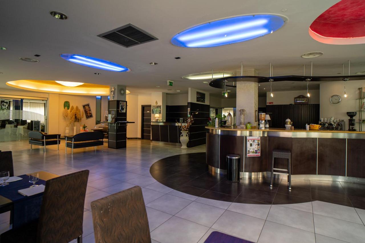 Hotel Insteia Полла Екстер'єр фото