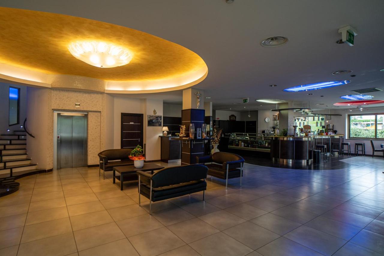 Hotel Insteia Полла Екстер'єр фото